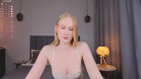 Snapshot of blondiemermaid chatting on February 27, 8:09 pm Mia online show from February 27, 8:09 pm