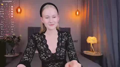 Snapshot of blondiemermaid chatting on March 11, 7:36 pm Mia online show from March 11, 7:36 pm