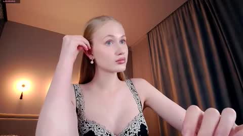 Mia online show from April 3, 1:14 am