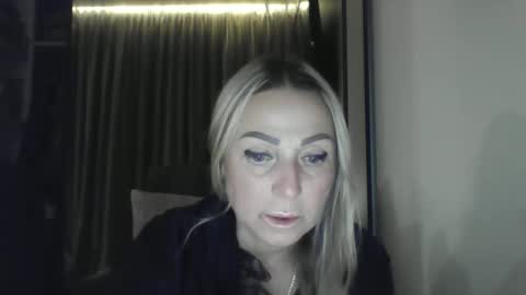 Snapshot of blondkitti chatting on October 17, 7:38 pm Iren online show from October 17, 7:38 pm