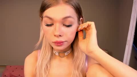 Snapshot of blondy_fina chatting on May 12, 4:53 am blondy_fina online show from May 12, 4:53 am