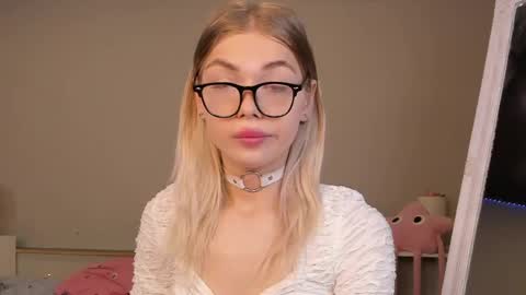 Snapshot of blondy_fina chatting on June 7, 4:27 am blondy_fina online show from June 7, 4:27 am