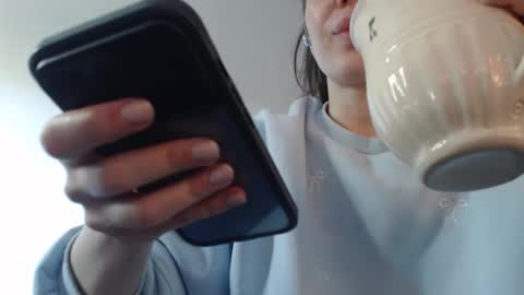 Snapshot of blondyelena chatting on May 4, 5:47 am blondyelena online show from May 4, 5:47 am