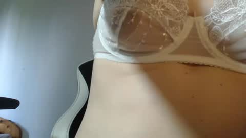 Snapshot of blondyelena chatting on June 18, 2:54 pm blondyelena online show from June 18, 2:54 pm