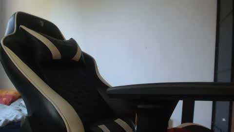 Snapshot of blondyelena chatting on July 31, 6:35 am blondyelena online show from July 31, 6:35 am