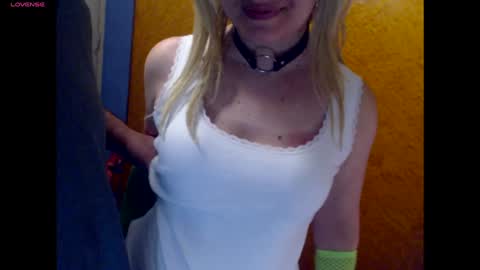 Snapshot of blontsex chatting on December 8, 9:52 pm Blontsex online show from December 8, 9:52 pm