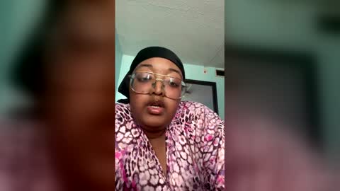 Snapshot of blucinnamon chatting on March 15, 7:42 pm blucinnamon online show from March 15, 7:42 pm