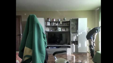 Snapshot of blue_eyed_wolf chatting on January 20, 12:07 pm Runaway online show from January 20, 12:07 pm