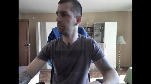 Snapshot of blue_eyed_wolf chatting on February 25, 8:14 am Runaway online show from February 25, 8:14 am