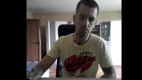 Snapshot of blue_eyed_wolf chatting on October 13, 11:43 am Runaway online show from October 13, 11:43 am