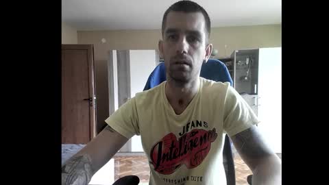 Snapshot of blue_eyed_wolf chatting on October 15, 11:21 am Runaway online show from October 15, 11:21 am