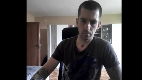 Snapshot of blue_eyed_wolf chatting on October 19, 10:38 am Runaway online show from October 19, 10:38 am