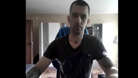 Snapshot of blue_eyed_wolf chatting on November 9, 8:12 am Runaway online show from November 9, 8:12 am