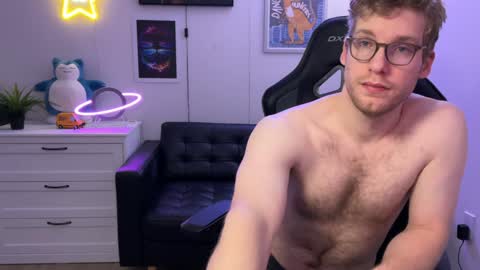 Snapshot of blueeyedtallguy chatting on December 5, 3:48 am blueeyedtallguy online show from December 5, 3:48 am