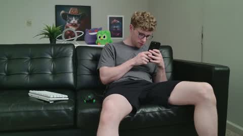 Snapshot of blueeyedtallguy chatting on September 26, 10:47 pm blueeyedtallguy online show from September 26, 10:47 pm