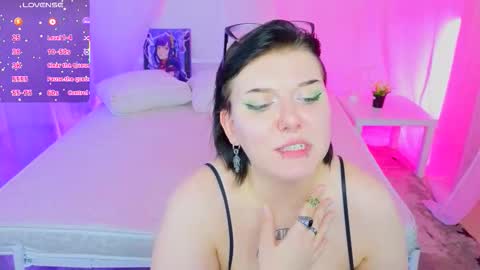 Snapshot of bluelunaray chatting on November 9, 11:08 am Hi my name is Lunaray online show from November 9, 11:08 am