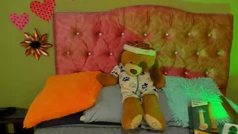 Snapshot of blueviolette chatting on November 2, 6:43 pm Violette 3 online show from November 2, 6:43 pm