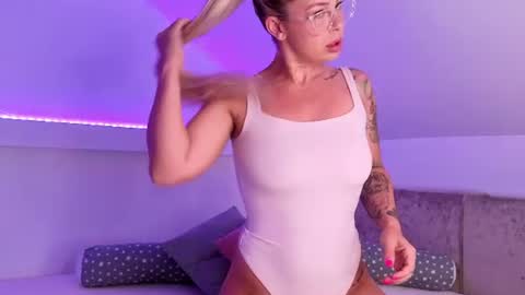 Snapshot of blueyeskate chatting on August 6, 3:30 am Kate online show from August 6, 3:30 am