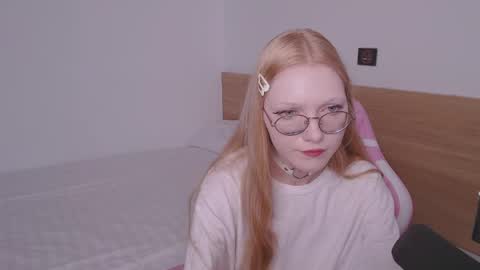Snapshot of blush_alert chatting on June 4, 7:03 am Diana online show from June 4, 7:03 am