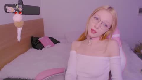 Snapshot of blush_alert chatting on June 21, 11:35 am Diana online show from June 21, 11:35 am