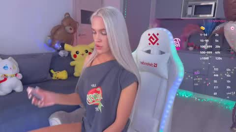 Snapshot of blush_mikki chatting on February 20, 8:28 am Mikki chan online show from February 20, 8:28 am