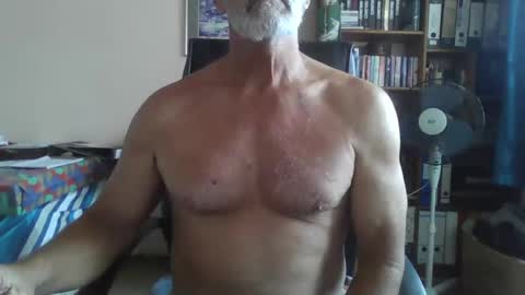 Snapshot of bobbgud chatting on September 14, 8:35 am Bobbgud online show from September 14, 8:35 am