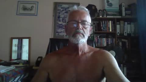Snapshot of bobbgud chatting on April 12, 9:14 am Bobbgud online show from April 12, 9:14 am