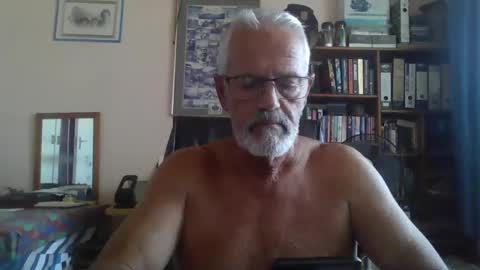 Snapshot of bobbgud chatting on April 15, 12:01 pm Bobbgud online show from April 15, 12:01 pm