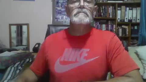 Snapshot of bobbgud chatting on May 1, 4:06 am Bobbgud online show from May 1, 4:06 am