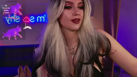 Snapshot of bogemabella chatting on May 19, 10:16 pm Your Mistress Bella online show from May 19, 10:16 pm