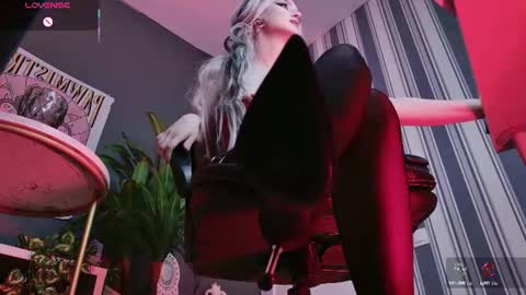 Snapshot of bogemabella chatting on July 3, 10:05 pm Your Mistress Bella online show from July 3, 10:05 pm
