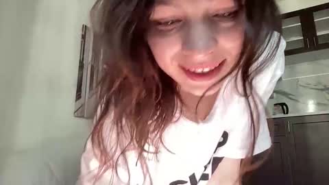 Snapshot of bonjourlabelle chatting on April 2, 12:03 pm Mary 3 live time content 18 online show from April 2, 12:03 pm
