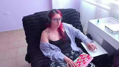 Bonnie Help me reach 500 likes online show from October 8, 6:05 pm