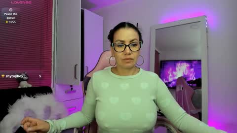 Snapshot of bonnie_ray40 chatting on March 27, 8:26 am bonnie online show from March 27, 8:26 am