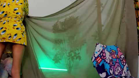 Snapshot of bonniecute_ chatting on November 20, 12:44 am online show from November 20, 12:44 am