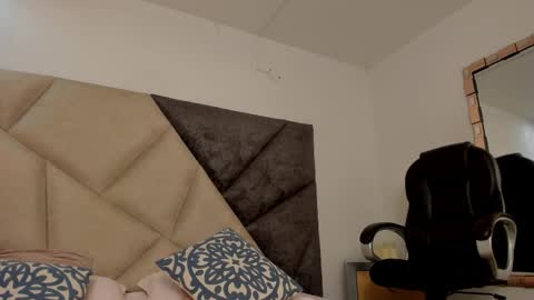 Snapshot of bonniecute_ chatting on November 26, 12:00 am online show from November 26, 12:00 am