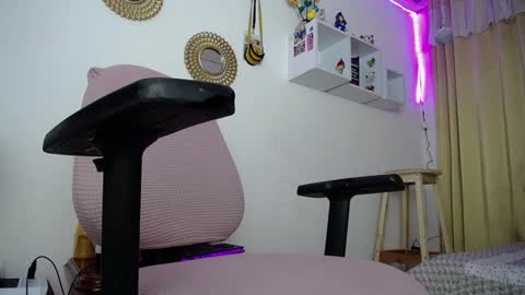 Soffy Brooks Independent model online show from January 4, 7:13 am