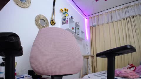 Soffy Brooks Independent model online show from February 1, 11:43 am