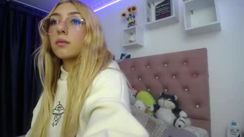 Soffy Brooks Independent model online show from October 9, 4:32 am