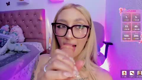 Snapshot of bonny_clyde_xx_ chatting on June 11, 4:43 am Soffy Brooks Independent model online show from June 11, 4:43 am