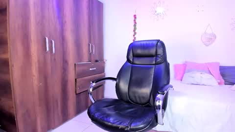 Snapshot of bonny_greylm chatting on December 17, 5:30 pm sofia online show from December 17, 5:30 pm