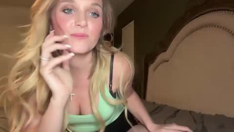 Snapshot of booksnlooksgirl chatting on December 17, 3:06 am booksnlooksgirl online show from December 17, 3:06 am