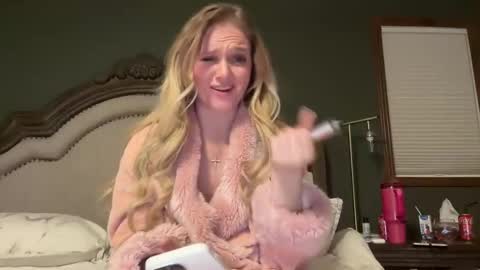 Snapshot of booksnlooksgirl chatting on December 17, 6:13 am booksnlooksgirl online show from December 17, 6:13 am