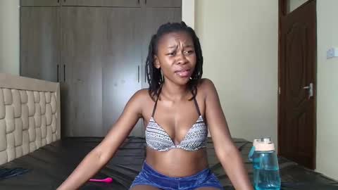 Snapshot of booty_queen001 chatting on January 31, 1:02 pm Heather online show from January 31, 1:02 pm