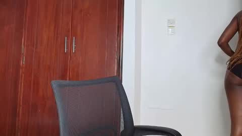 Snapshot of booty_queen001 chatting on March 2, 5:52 am Heather online show from March 2, 5:52 am