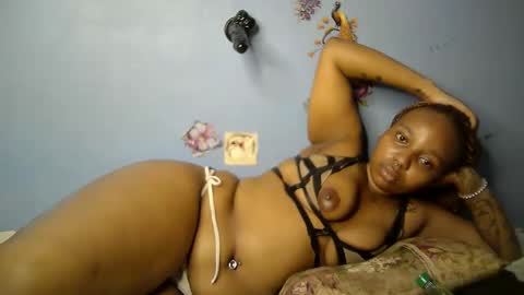 Snapshot of botty_queen chatting on April 16, 8:26 am botty_queen online show from April 16, 8:26 am