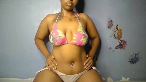 Snapshot of botty_queen chatting on April 16, 10:23 pm botty_queen online show from April 16, 10:23 pm