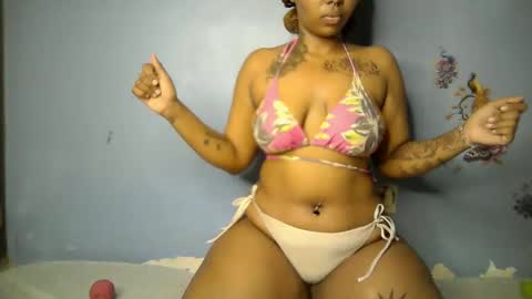 Snapshot of botty_queen chatting on April 17, 11:19 pm botty_queen online show from April 17, 11:19 pm