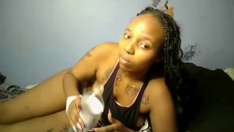 Snapshot of botty_queen chatting on May 19, 6:36 pm botty_queen online show from May 19, 6:36 pm