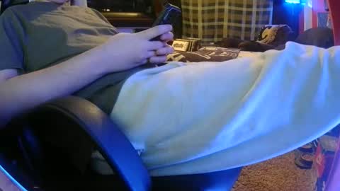 Snapshot of bowerboi1217 chatting on December 19, 2:18 am Bowerboi1217 online show from December 19, 2:18 am